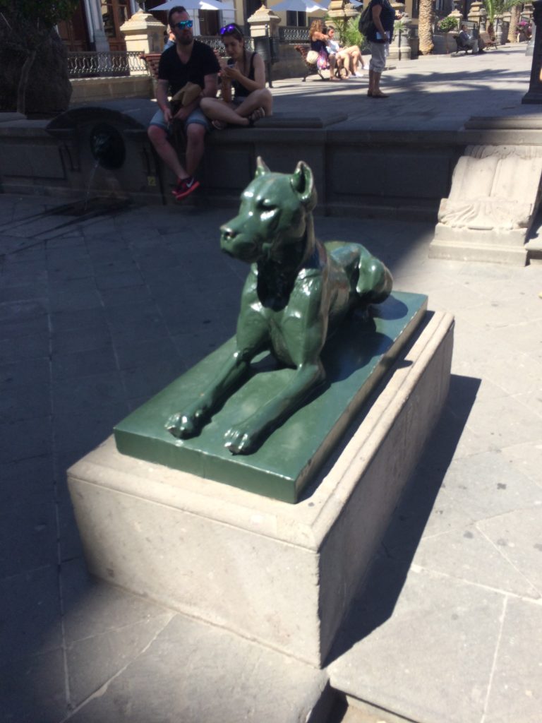 dog statue in Plaza de Santa Ana